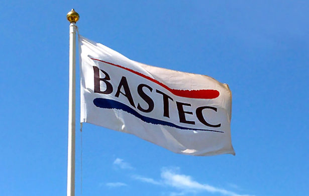 Flaggan vajar utanför Bastecs kontor i Malmö, Öresundsregionen, Skåne