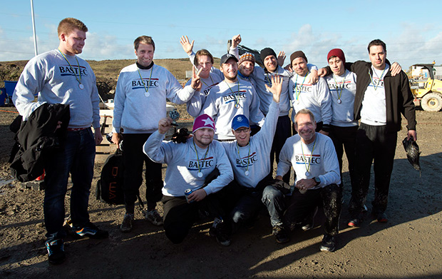 Team Bastec nöjda efter mud race på MAX IV-lab byggarbetsplats 2012