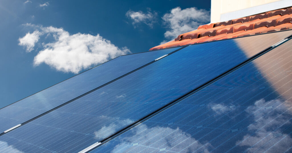 Solpaneler på taket sänker energikostnaden
